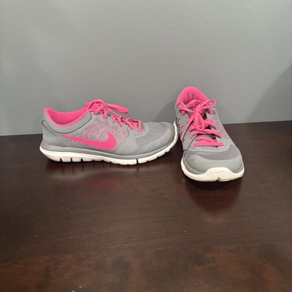 Nike Grey and Pink Tennis Shoe-Size 7.5 - Picture 1 of 4